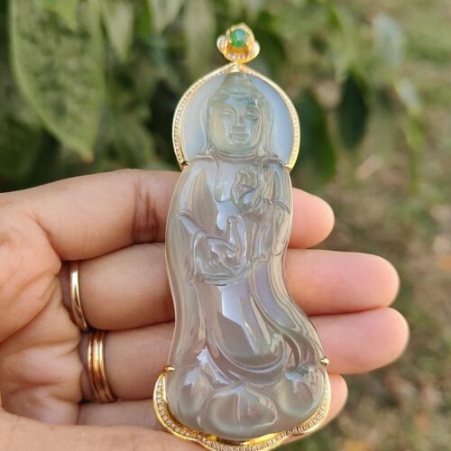 Una mano sosteniendo un colgante de jade.
