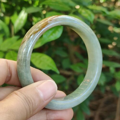 tangan memegang cincin