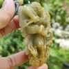 Una mano sosteniendo un colgante de jade.
