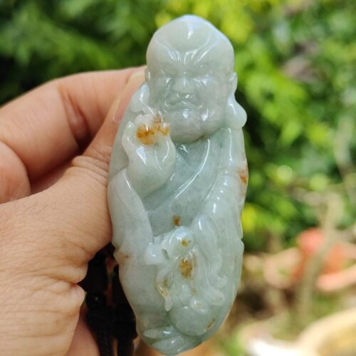 Una mano sosteniendo una estatua de jade