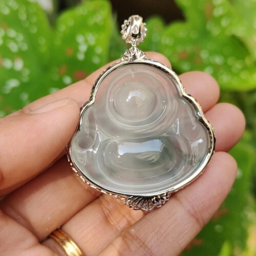 ஒரு பதக்கத்தை வைத்திருக்கும் ஒரு கை