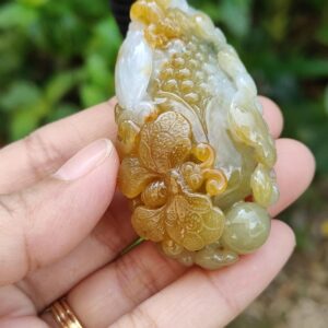 una mano sosteniendo una piedra