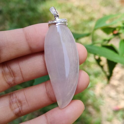 một bàn tay cầm một mặt dây chuyền