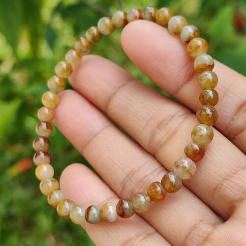 ஒரு கை வளையலைப் பிடித்திருக்கிறது