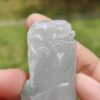 una persona sosteniendo una rana de jade