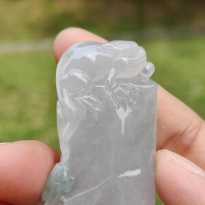 una persona sosteniendo una rana de jade