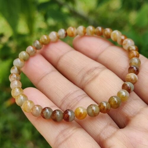 ஒரு கை வளையலைப் பிடித்திருக்கிறது