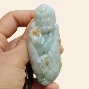 Una mano sosteniendo una estatua de jade