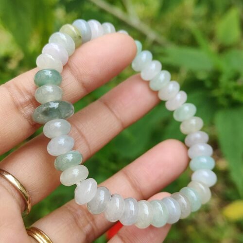 một bàn tay đang cầm một chiếc vòng tay