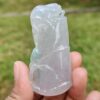 Una mano sosteniendo una estatua de jade