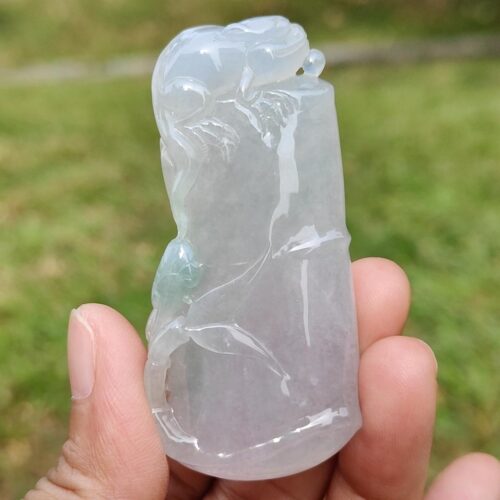 Una mano sosteniendo una estatua de jade