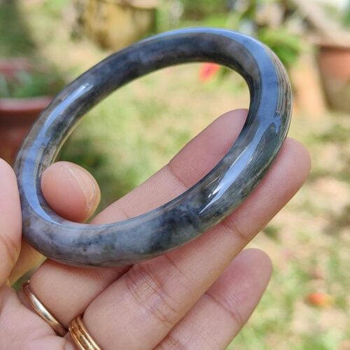 tangan memegang cincin