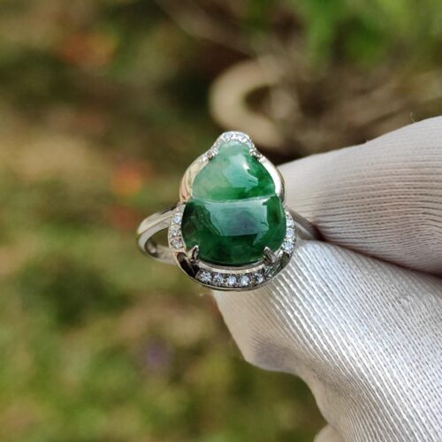 tangan yang memakai sarung tangan memegang cincin