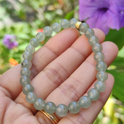 một bàn tay đang cầm một chiếc vòng tay