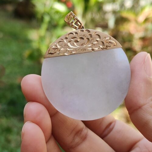 una mano sosteniendo un colgante