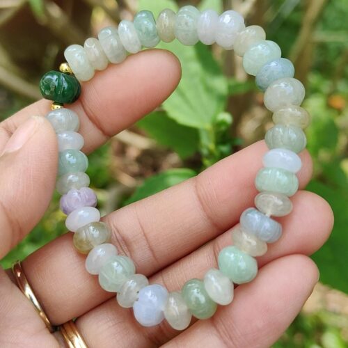 một bàn tay đang cầm một chiếc vòng tay