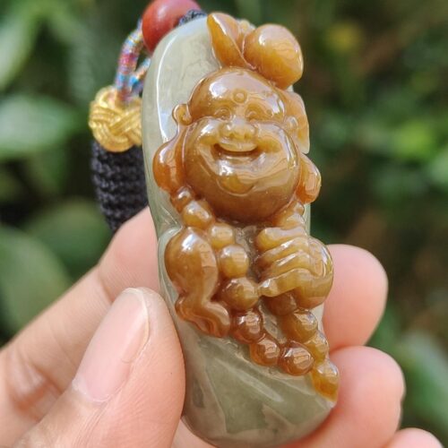 Una mano sosteniendo un colgante de jade.