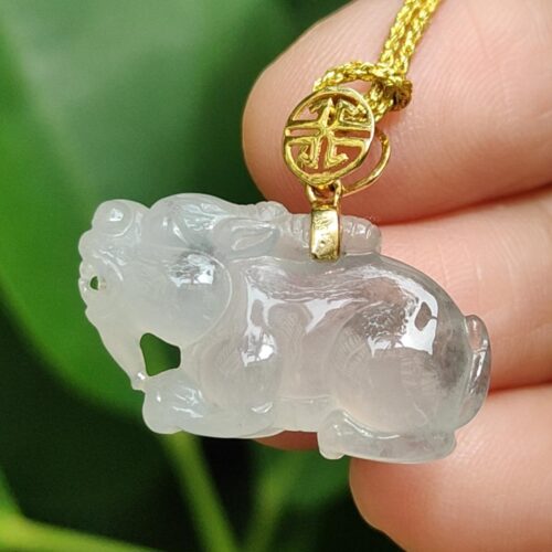 một bàn tay cầm một chiếc vòng cổ