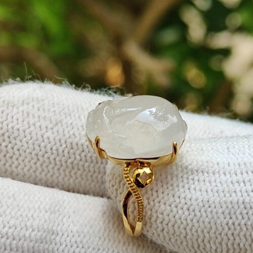 指に指輪をはめる