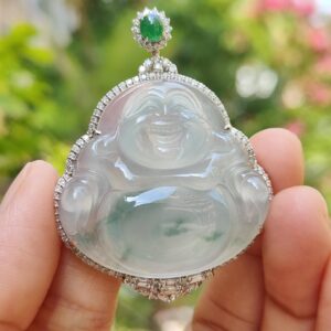 une main tenant un pendentif en jade