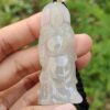 翡翠のペンダントを持つ手
