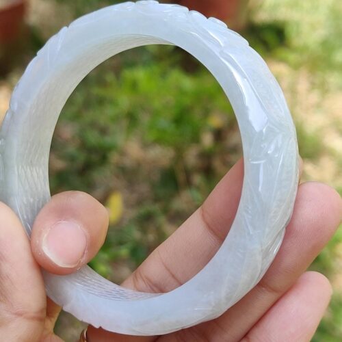 하얀색 원형 물체를 움켜쥐고 있는 손