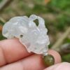 una mano sosteniendo un anillo de jade