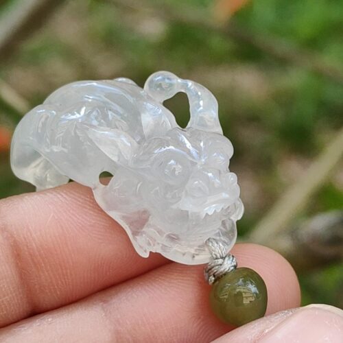 una mano sosteniendo un anillo de jade