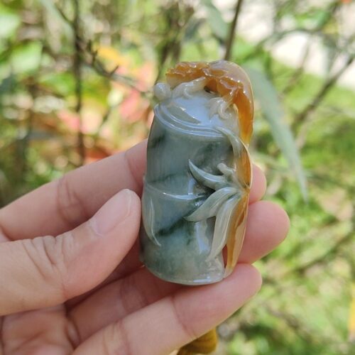 una mano sosteniendo un objeto de piedra