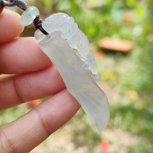 一只手握着玉坠