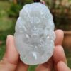 Una mano sosteniendo un colgante de jade.