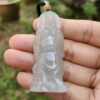 翡翠のペンダントを持つ手