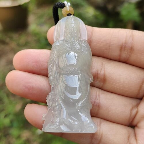 翡翠のペンダントを持つ手