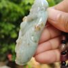 Una mano sosteniendo un objeto de jade.