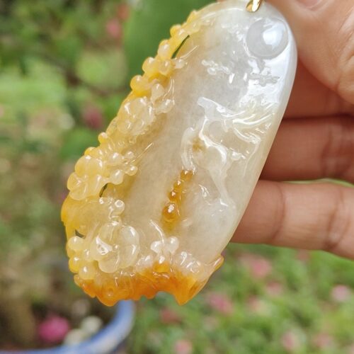 a hand holding a piece of white and yellow stone