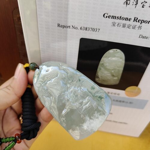 一只手握着玉坠