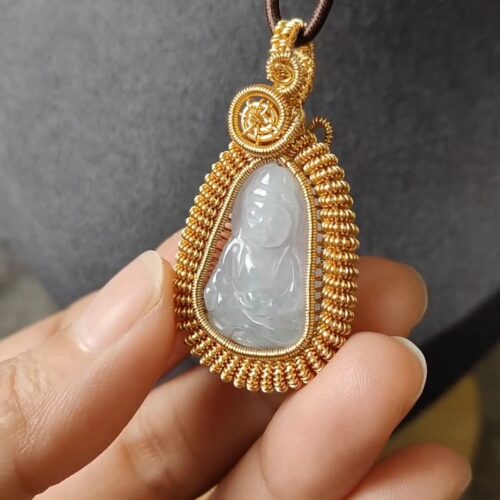 एक हाथ में हार पकड़े हुए