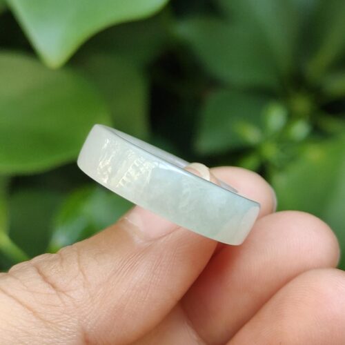 अंगूठी पकड़े हुए एक व्यक्ति