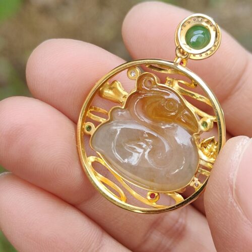 tangan memegang loket emas