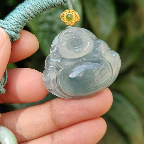 Una mano sosteniendo un colgante de jade.