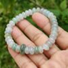 một bàn tay đang cầm một chiếc vòng tay