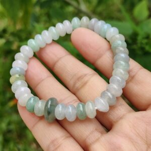 una mano sosteniendo una pulsera