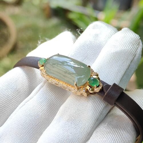 uma mão usando uma luva com uma pulseira