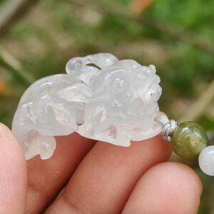 una mano sosteniendo una cuenta de jade