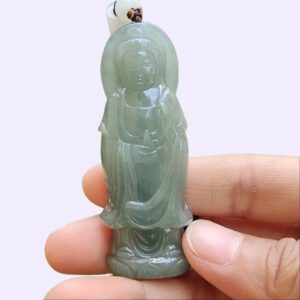 옥상을 들고 있는 사람