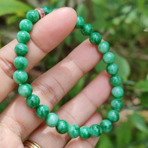 ஒரு கை வளையலைப் பிடித்திருக்கிறது