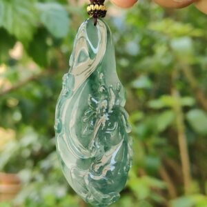Una mano sosteniendo un colgante de jade.