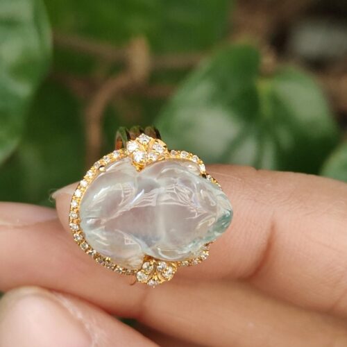 指輪を握っている手