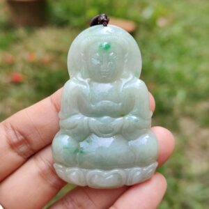 Una mano sosteniendo una estatua de jade