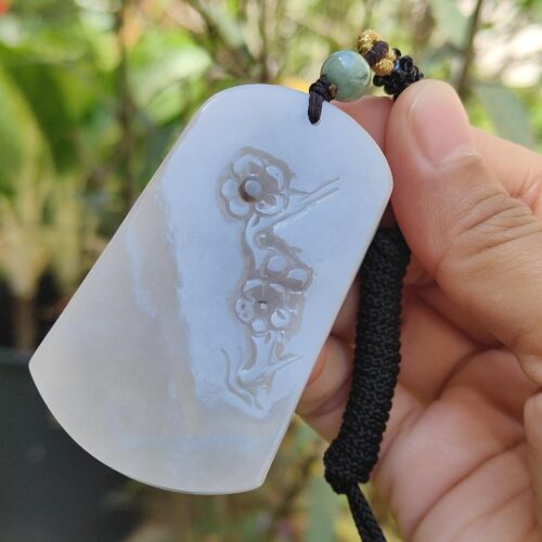 una mano sosteniendo un collar